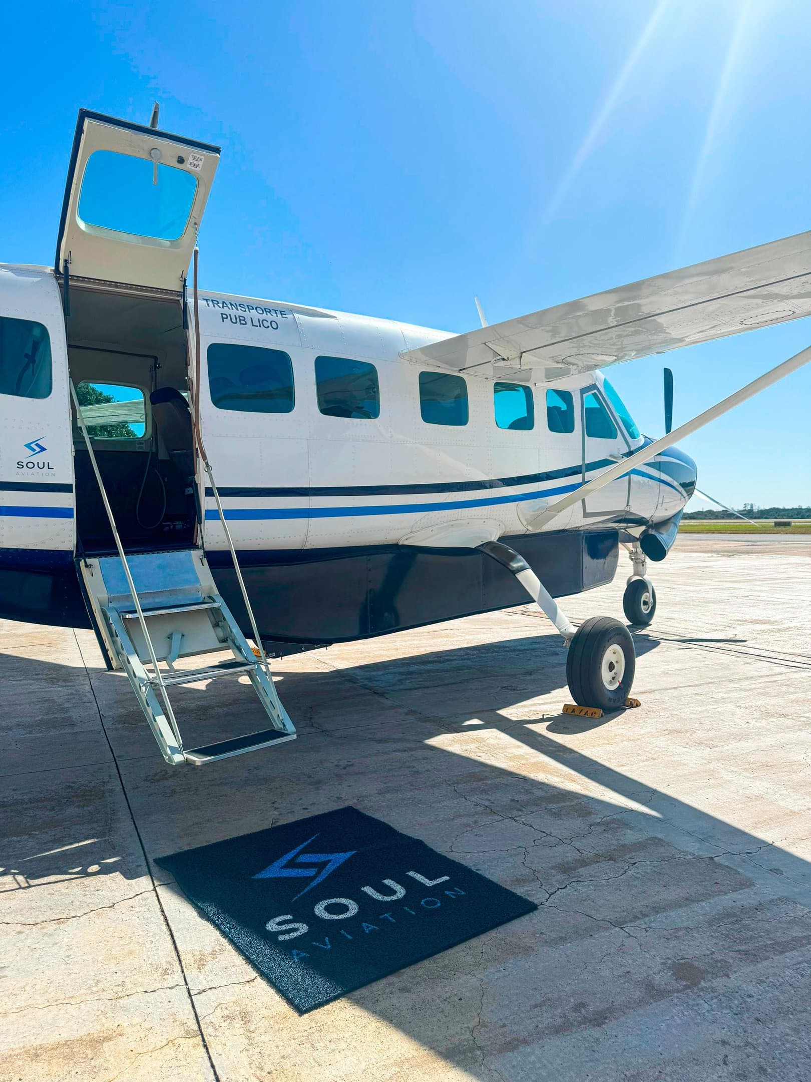Embarque no Cessna Caravan da Soul Aviation, porta e escada abertas