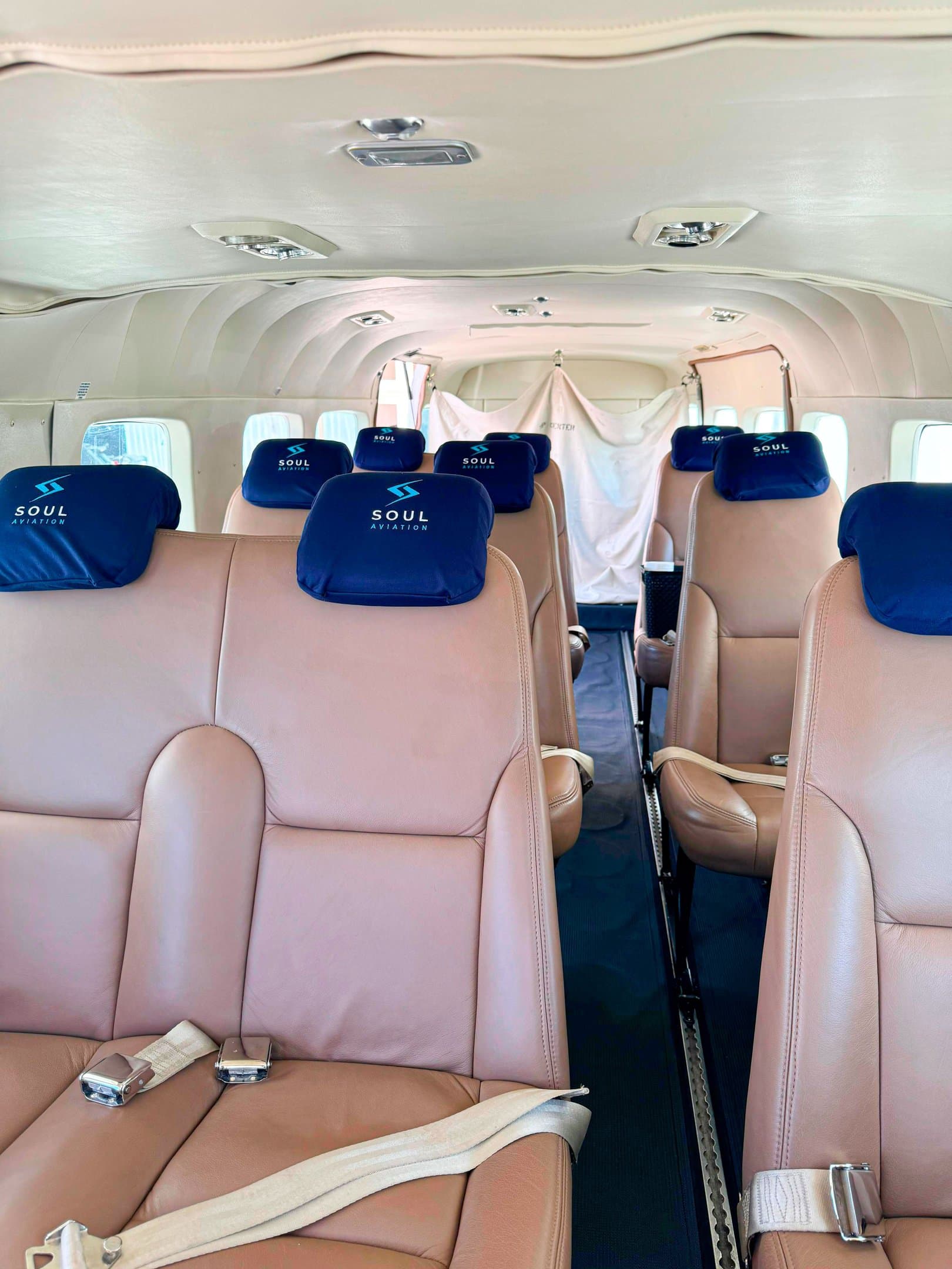 Cabine de passageiros do Cessna Caravan da Soul Aviation em couro